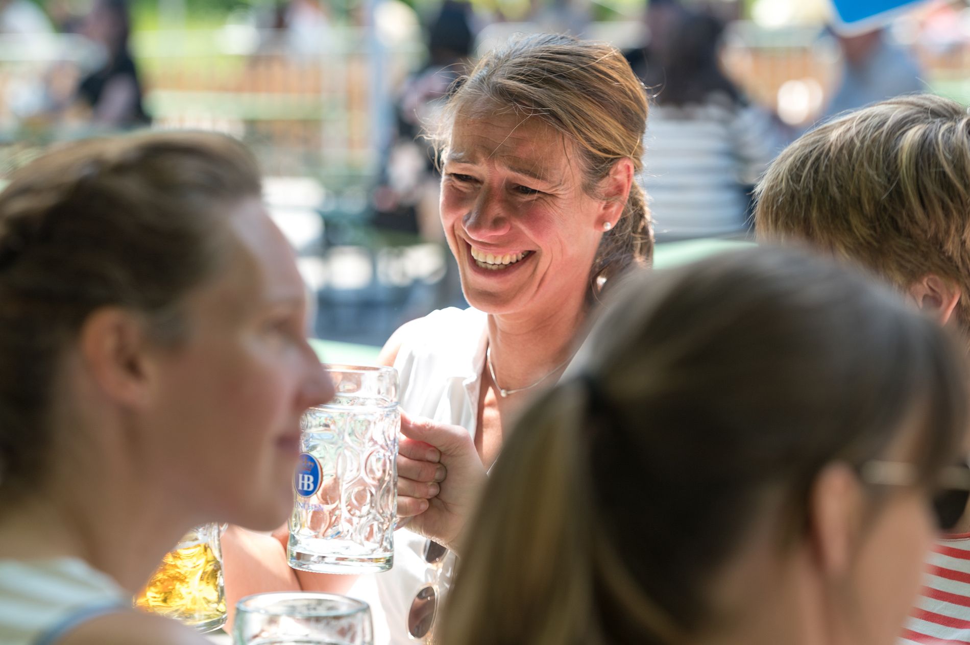 Porträtaufnahme eines lächelnden Teilnehmers der Radltour vor der Kulisse des Englischen Gartens in München.