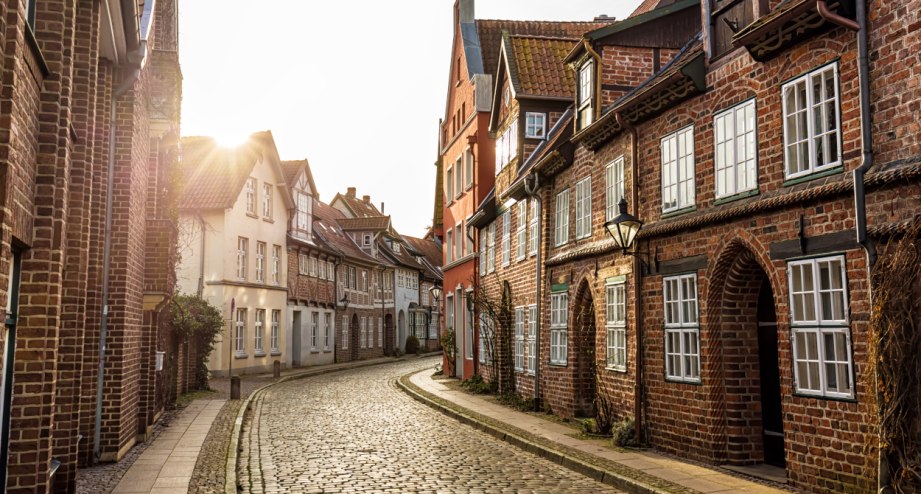 Altstadt von Lüneburg. - BAHNHIT.DE, © getty; Foto: querbeet