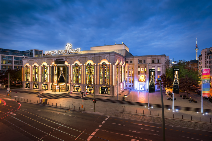 Blick auf den Friedrichstadt-Palast in Berlin bei Nacht