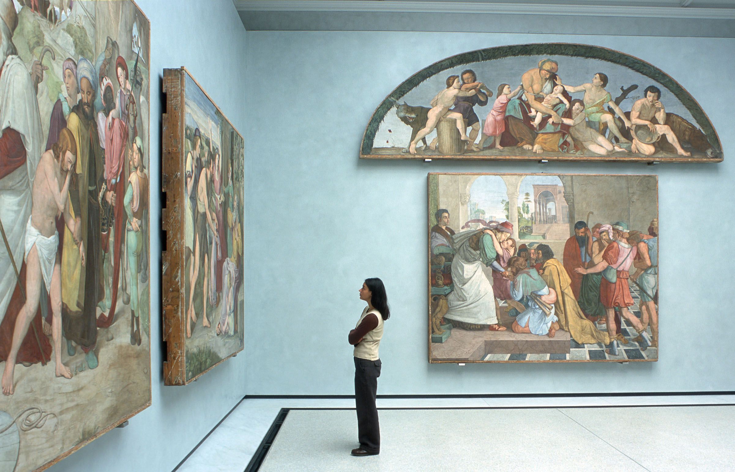 Frau in der Alten Nationalgalerie