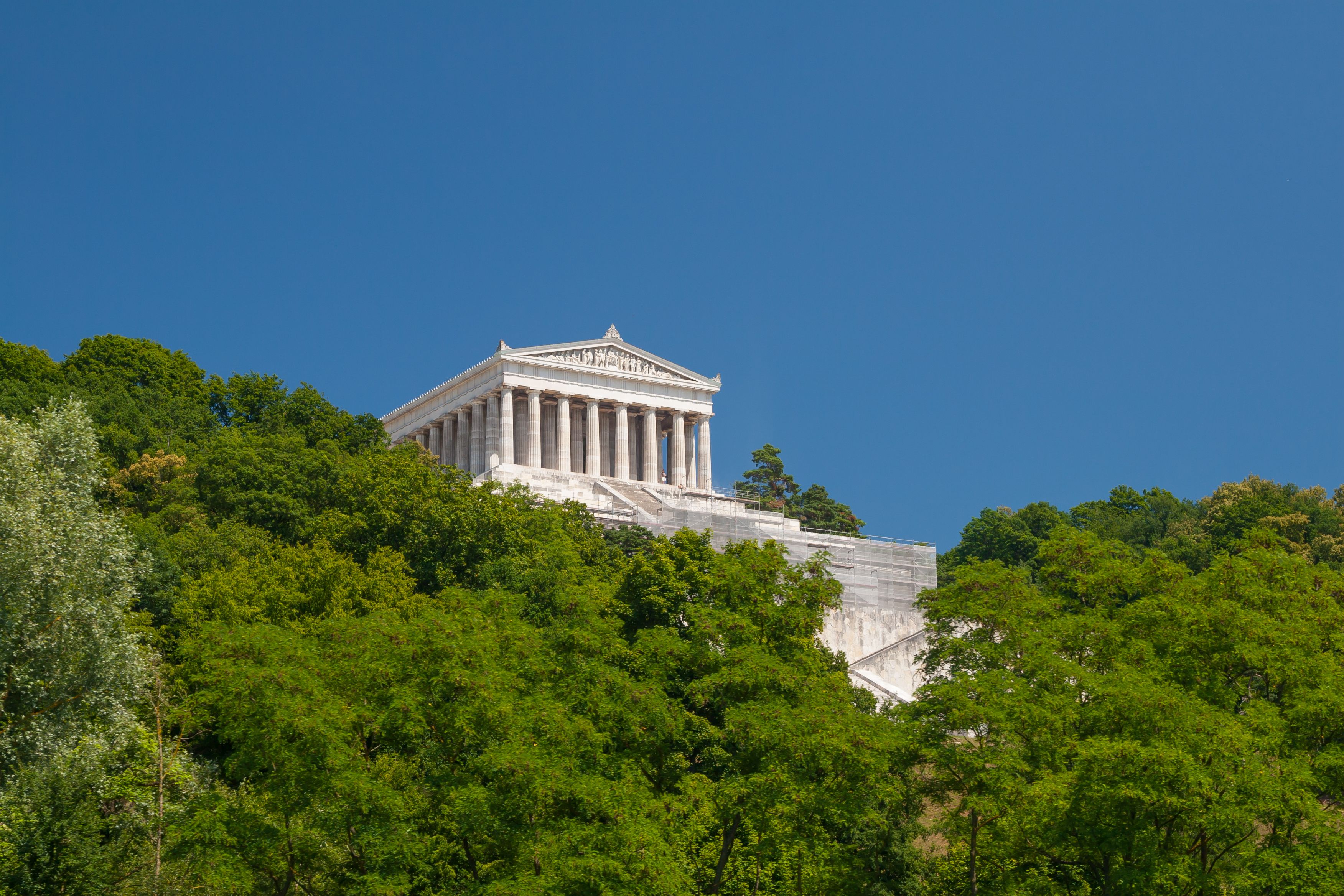Die Walhalla bei Regensburg, ein monumentaler Tempelbau im klassizistischen Stil, thront oberhalb der Donau mit weitem Blick ins Tal.