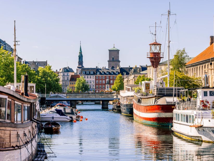 Kanal in Kopenhagen mit Booten auf dem Wasser