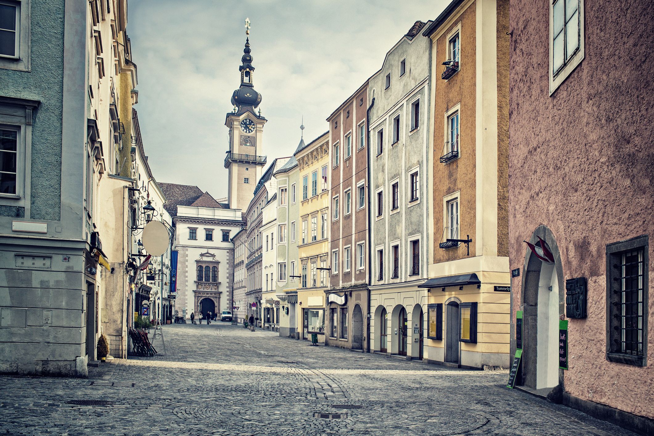 Blick in die Altstadt von Linz mit ihren historischen Fassaden, engen Gassen und barockem Charme.