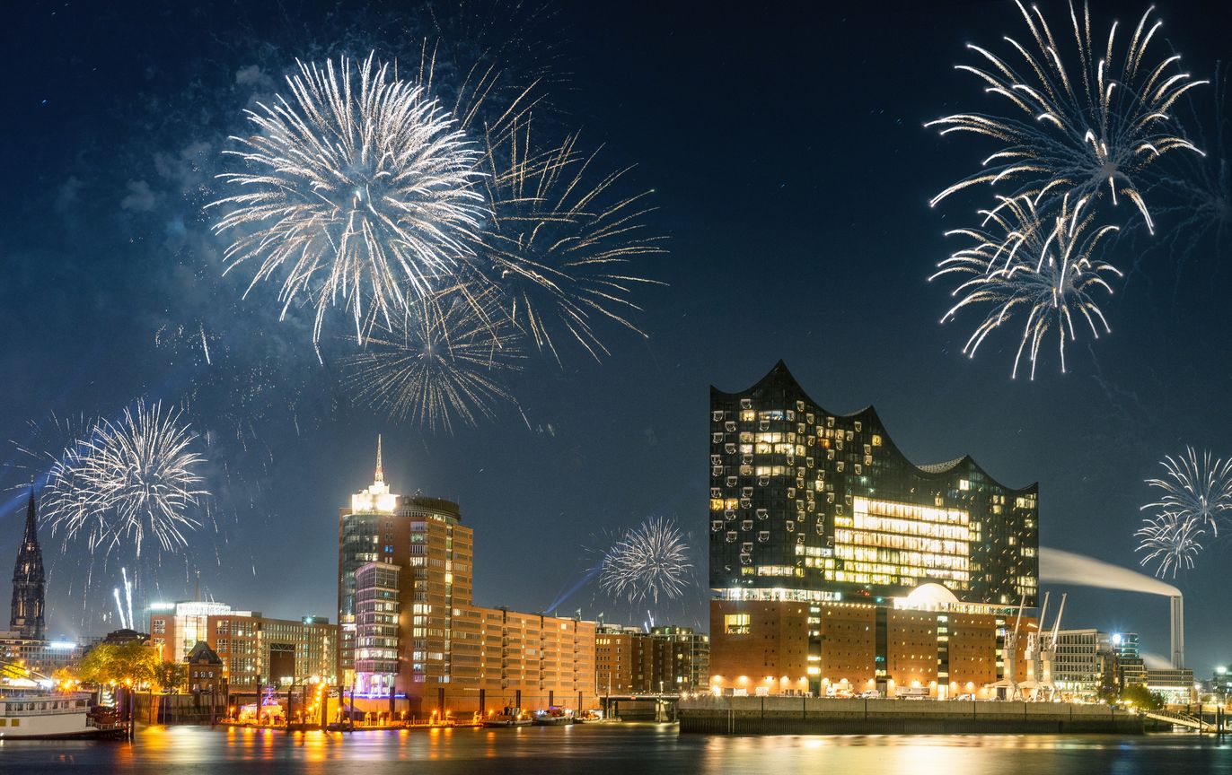 Feuerwerk über dem Hamburger Hafen mit Elbphilharmonie bei Nacht