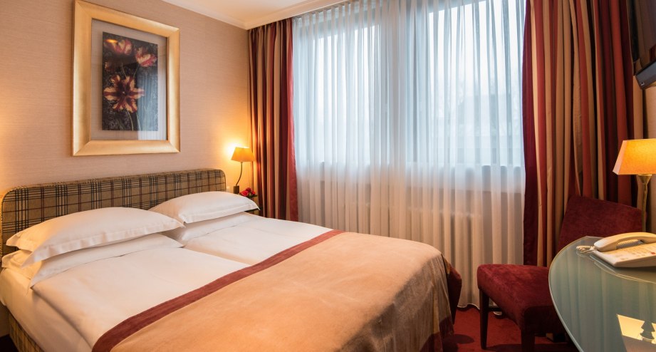 Queensize Zimmer, © Best Western Plus Hotel St. Raphael