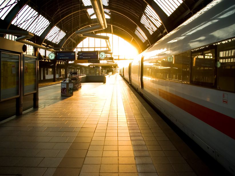 ICE am Bahnhof bei Sonnenuntergang