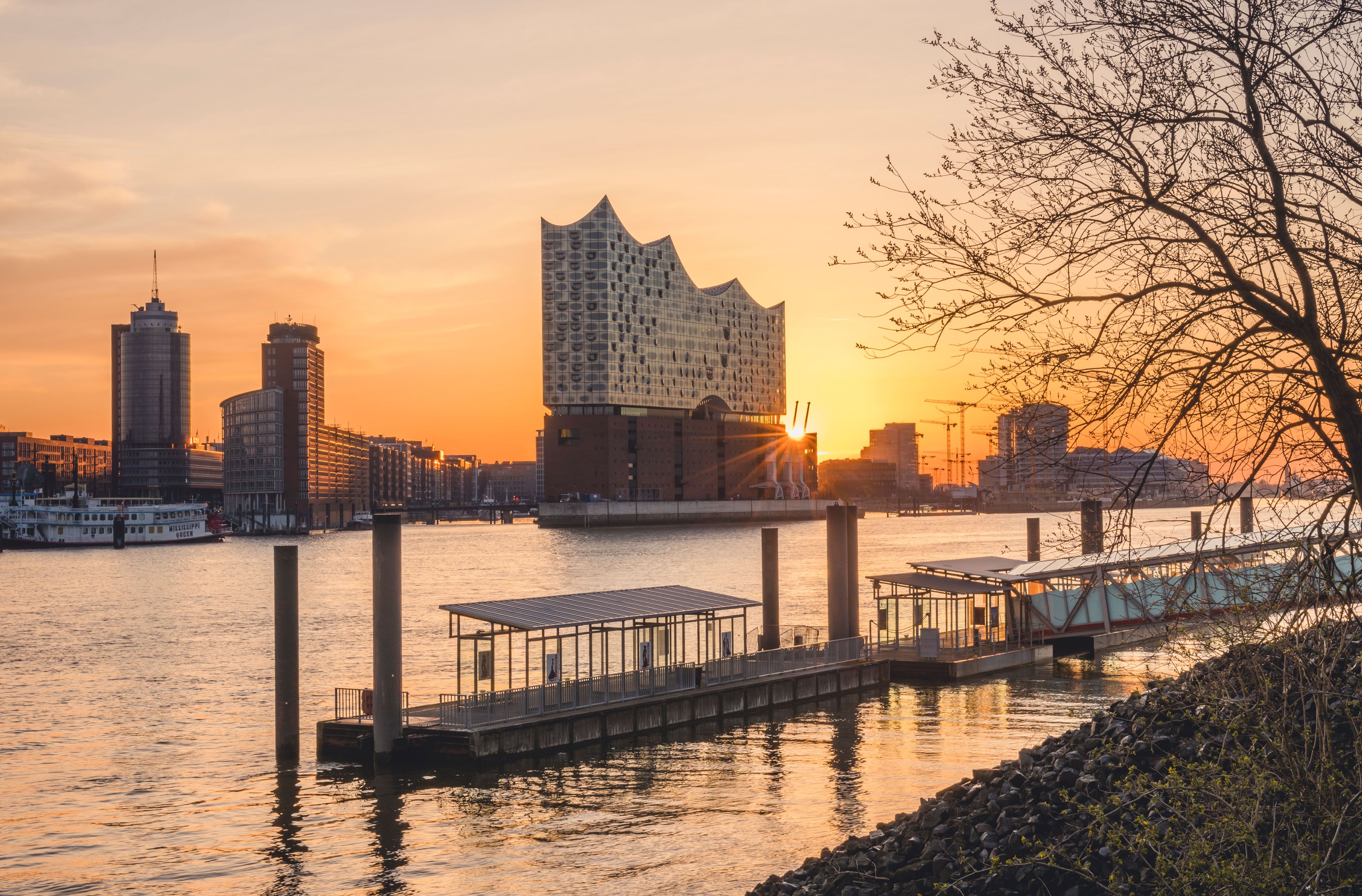 Sonnenuntergang an der Hamburger Elbphilharmonie von einem Ufer aus