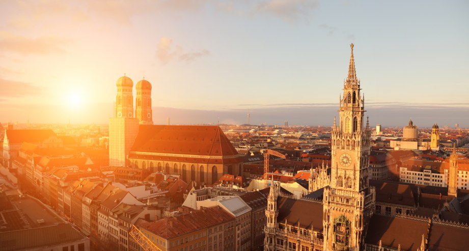 Die Frauenkirche in München im Sonnenuntergang - BAHNHIT.DE, © getty, Foto: alexsl