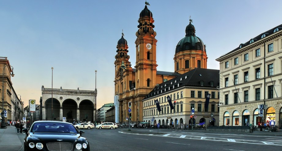 Die Theatinerkirche auf dem Odeonsplatz - BAHNHIT.DE, © München Tourismus, Foto: Werner Boehm