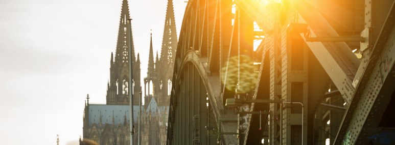 Die Hohenzollernbrücke mit den unzähligen Liebesschlössern - BAHNHIT.DE, © getty, Foto: rclassen