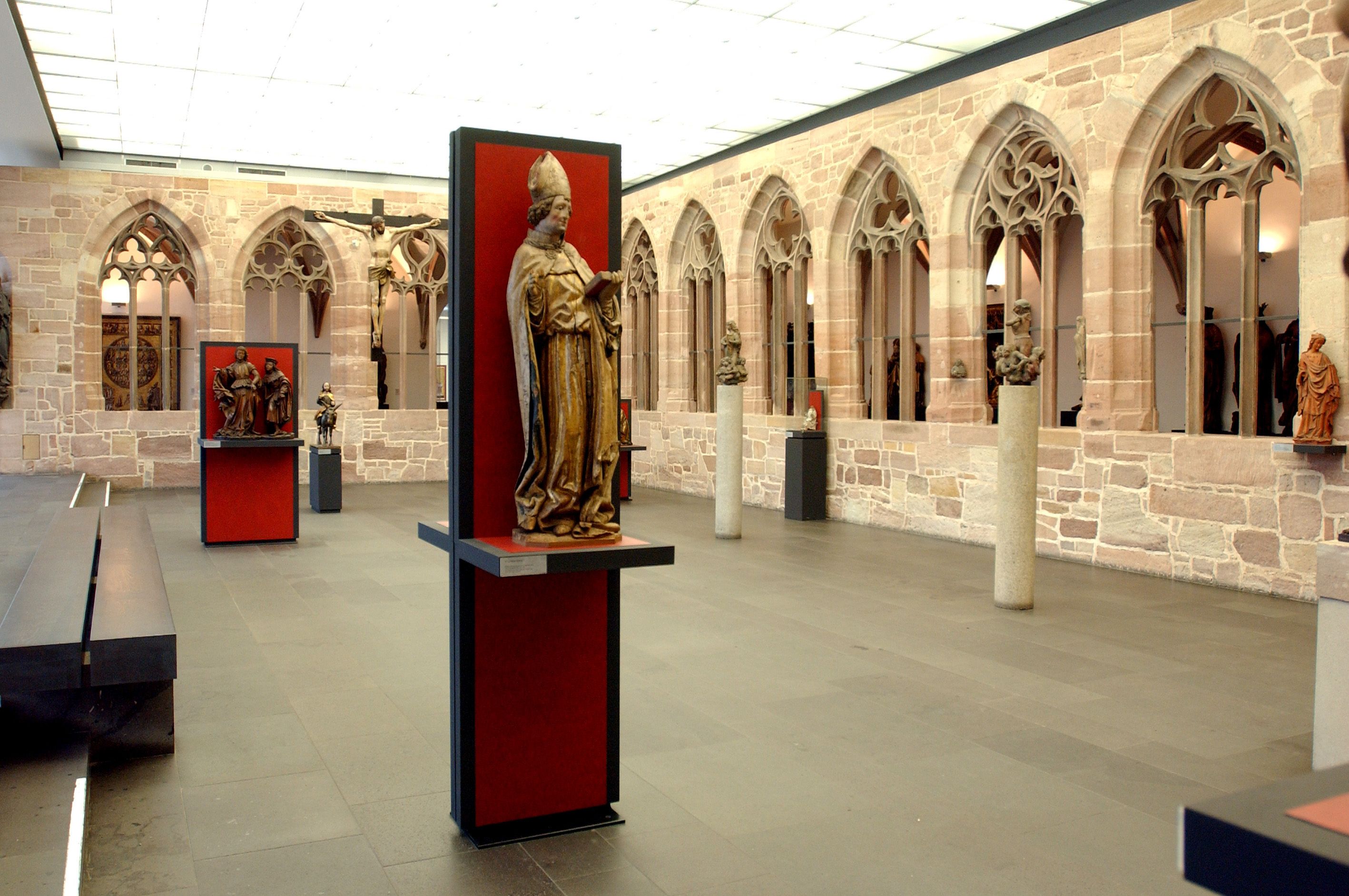 Saal mit Spitzbögen-Fenstern und Skulpturen im Germanischen Nationalmuseum Nürnberg