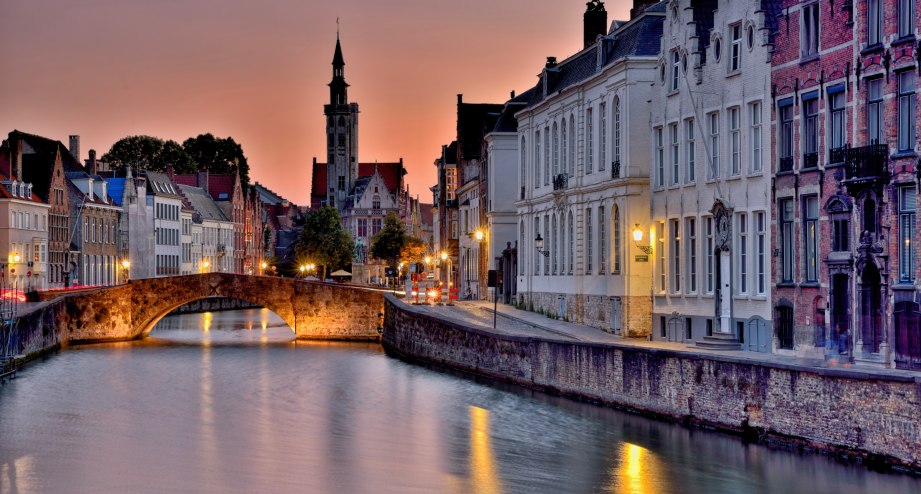 Brügge bei Sonnenunterageng, © GettyImages_George Pachantouris