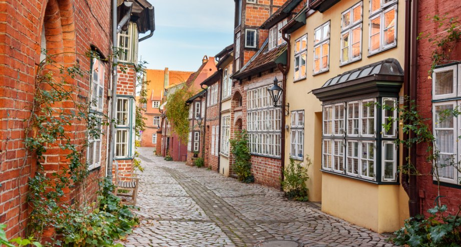 Romantische Gasse in der Altstadt von Lüneburg. - BAHNHIT.DE, © getty; Foto: Elena Odareeva