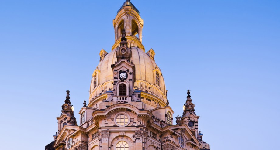 Die Kuppel der Frauenkirche in Dresden erstrahlt in der Dämmerung - BAHNHIT.DE, © getty, Foto: Mlenny Photography