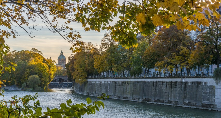 Die Isar in München im Herbst - BAHNHIT.DE, © getty, Foto: Kerstin Bittner