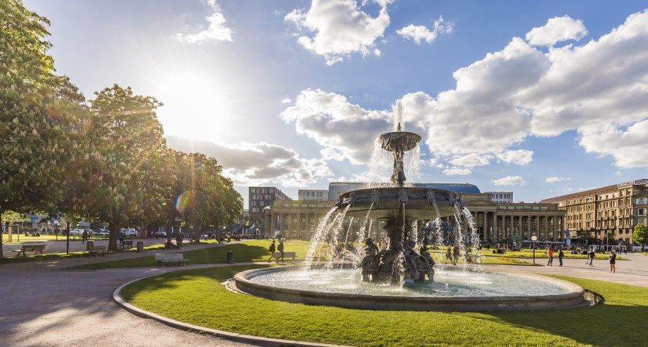 Stuttgart Schlossplatz Brunnen, © Getty Images Westend61 / Werner Dieterich