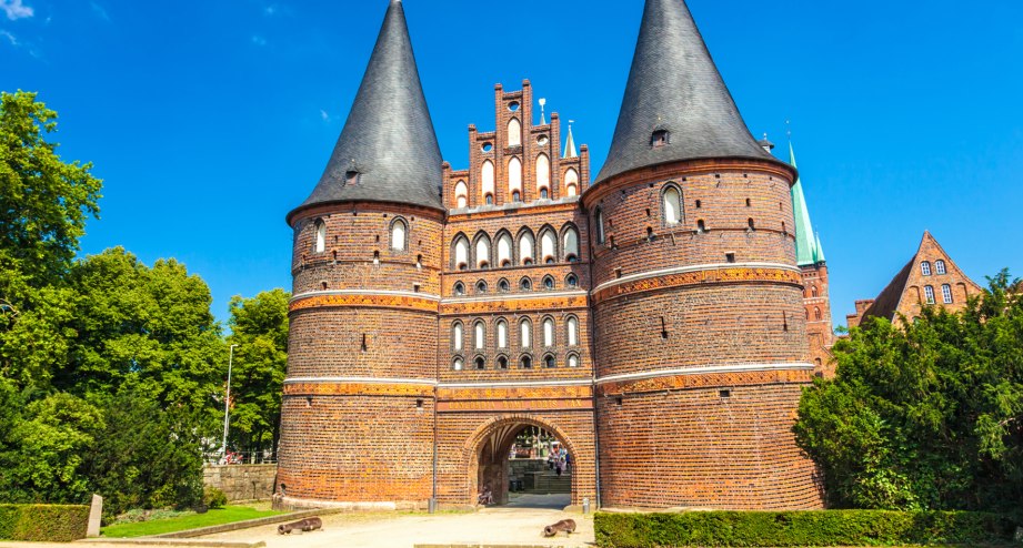 Das Holstentor ist das Wahrzeichen Lübecks - BAHNHIT.DE, © getty, Foto: querbeet