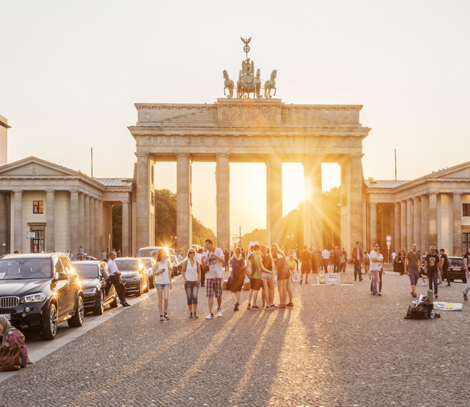 Berlin Besucher genießen die entspannte Abendstimmung auf dem Pariser Platz vor dem Brandenburger Tor in Berlin - BAHNHIT.DE, © getty