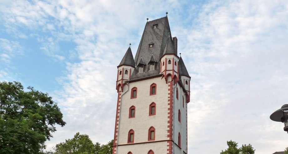 Der Mainzer Holzturm von unten aufgenommen - BAHNHIT.DE, © getty, Foto: XabiTovar