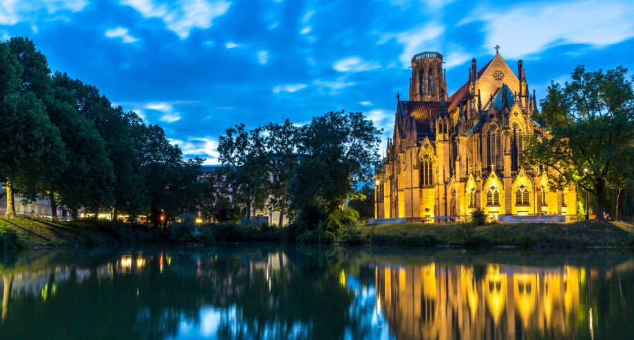 Stuttgarter Katholische Kirche bei Nacht, stimmungsvoll beleuchtet - BAHNHIT.DE, © getty, Foto: vichie81