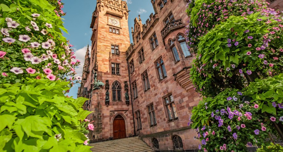 Das Rathaus von Saarbrücken im Frühling - BAHNHIT.DE, © Getty, Foto: frantic00