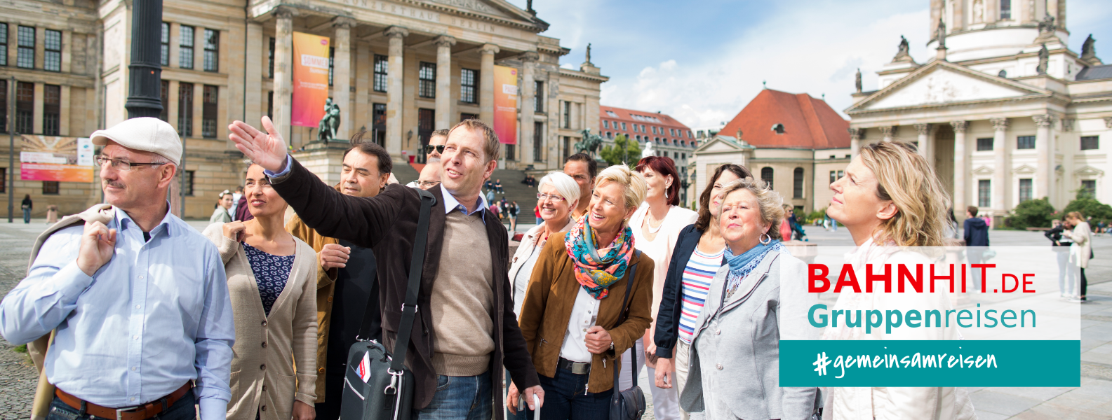 Eine große Gruppe mit Tourguide beim Sightseeing. - BAHNHIT.DE