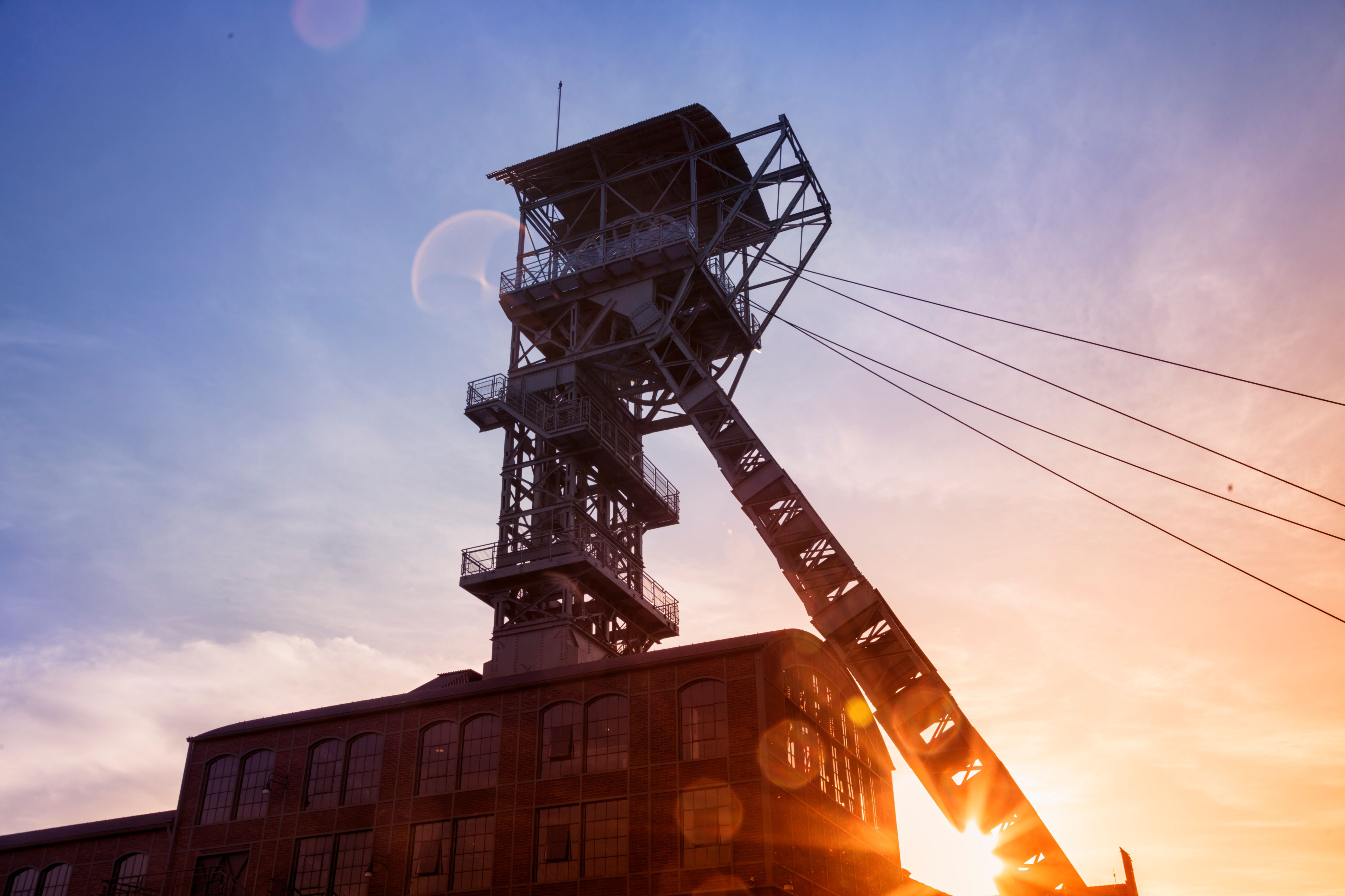 Außenansicht des Förderturms der ehemaligen Zelle