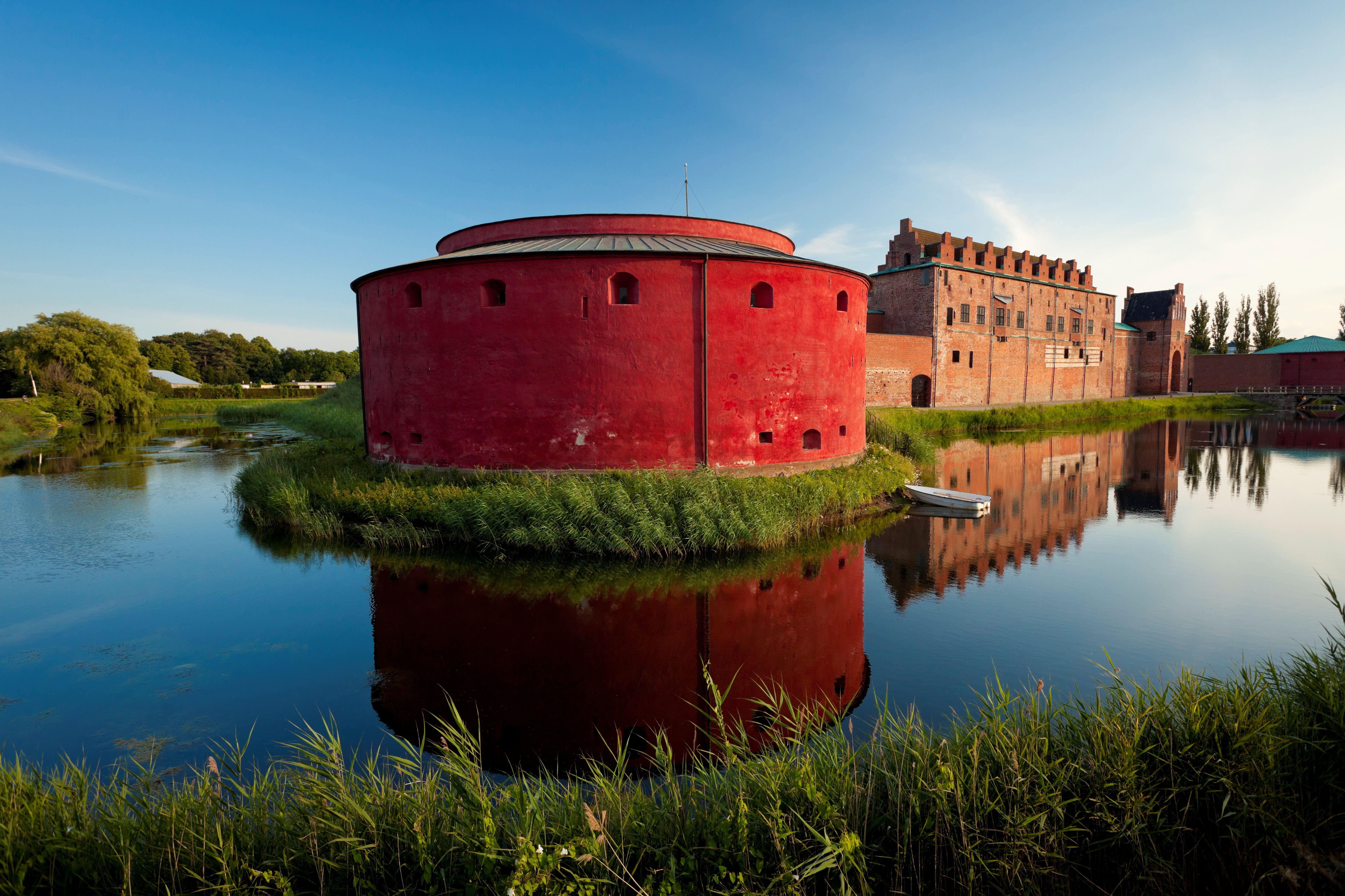Historisches Schloss in Malmö mit Wassergraben.