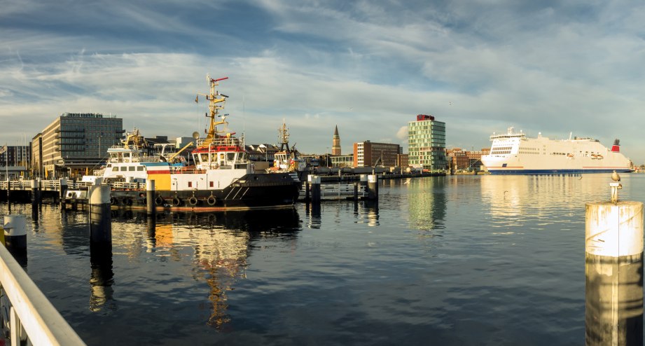 Kieler Hafen bei ruhigem Wetter mit großer Fähre im Hintergrund - BAHNHIT.DE, © getty, Foto: frankix