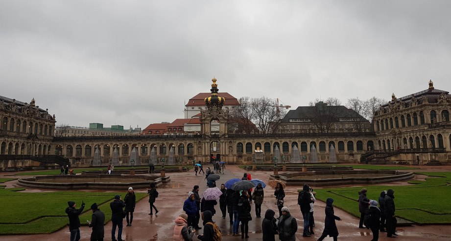 Der Zwinger in Dresden bei Regen. - BAHNHIT.DE, © Yvonne Krämer