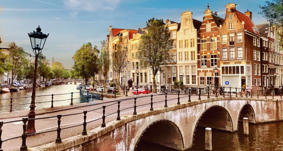 Herbststimmung in den Grachten in Amsterdam. - BAHNHIT.DE, © getty; Foto: Nigel Wiggins / EyeEm