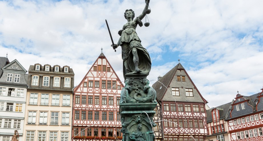 Frankfurter Altstadt mit Justitia Statue - BAHNHIT.DE, © getty, Foto: vichie81