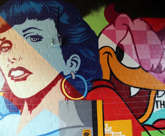 Street Art Frau mit Donald Duck 