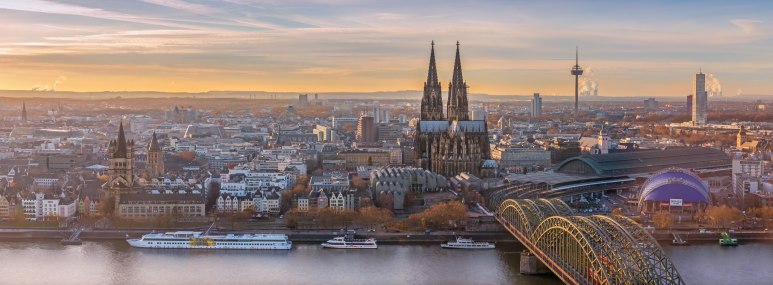 Blick auf Köln mit Hohenzollernbrücke und Dom - BAHNHIT.DE, © getty, Foto: Daniel Bellinghausen