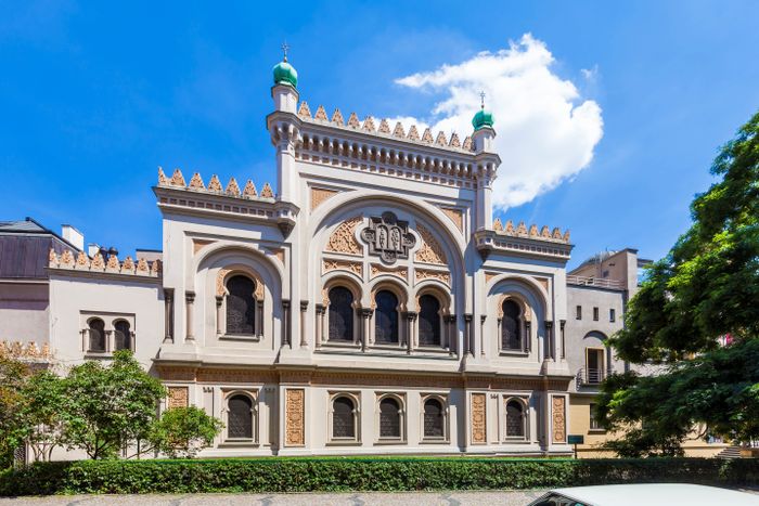 Blick auf die Spanische Synagoge im Prager Stadtteil Josefov mit prächtiger Fassade im maurischen Stil
