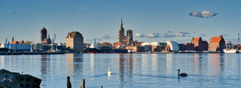 Panorama auf das Ufer von Stralsund. - BAHNHIT.DE, © getty; Foto: Ventura Carmona