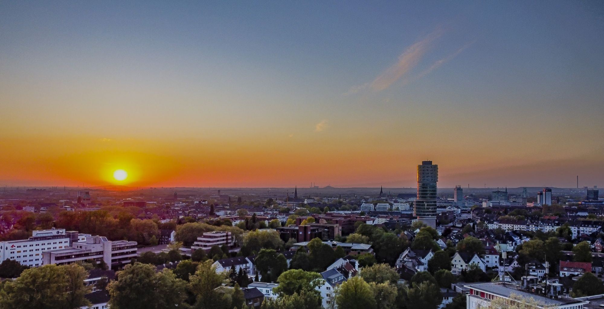 Panorama der Stadt Bochum mit Sonnenuntergang