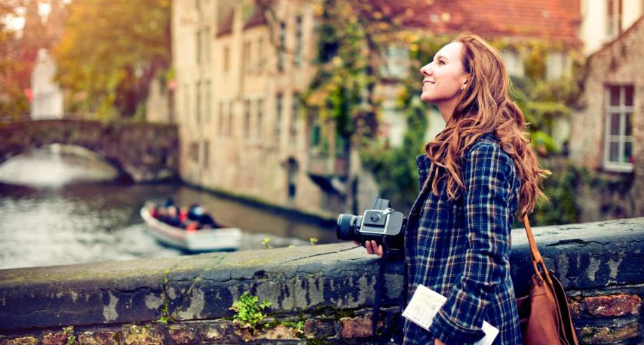 Touristen in Brügge, © GettyImages_ArtMarie