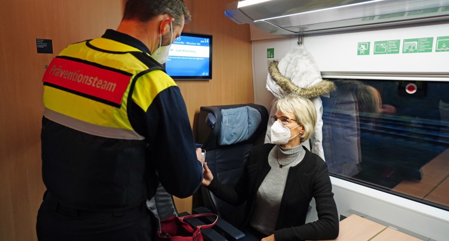 Kontrolle im Zug, © Deutsche Bahn AG / Volker Emersleben