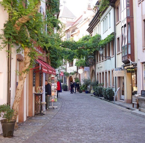 Die Konviktstrasse in Freiburg. - BAHNHIT.DE, © Kristina