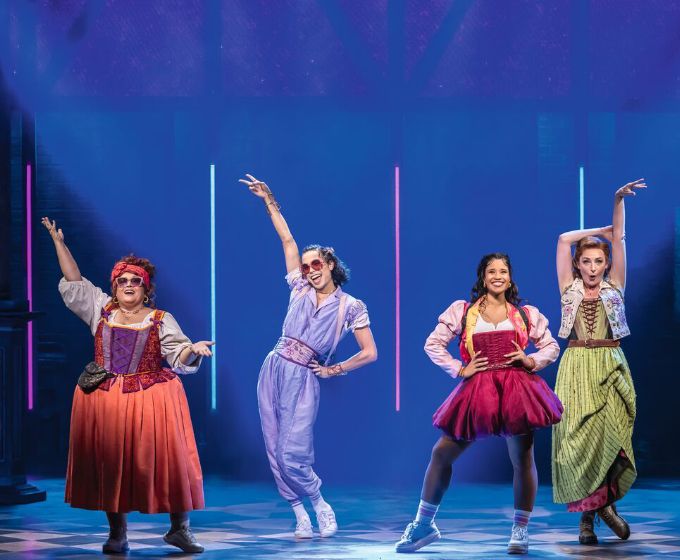 Jacqueline Braun als Amme/Angelique, Bram Tahamata als May, Chiara Fuhrmann als Julia und Willemijn Verkaik als Anne Hathaway im Musical & Julia auf der Bühne