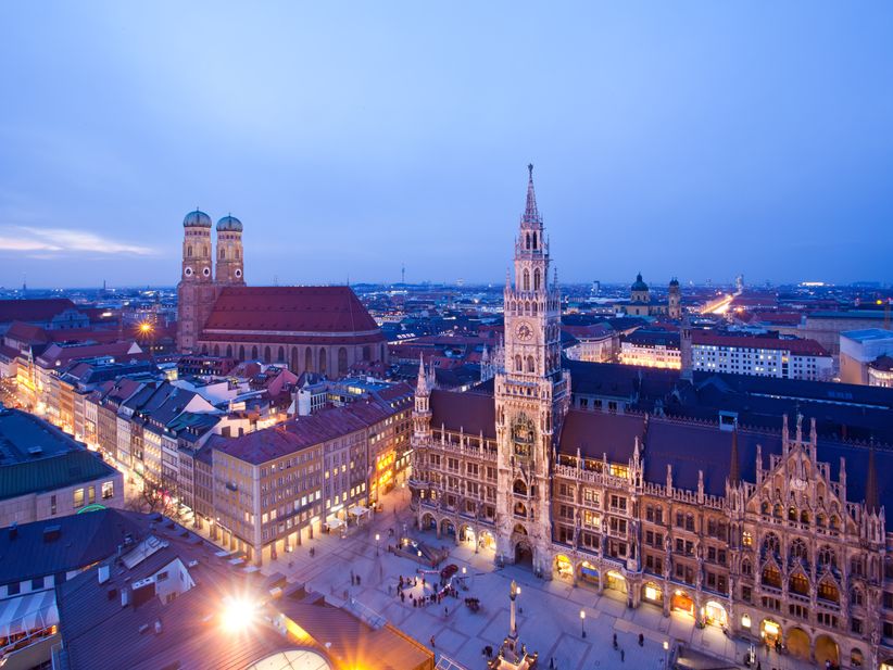 Blick auf den Marienplatz in München bei Nacht