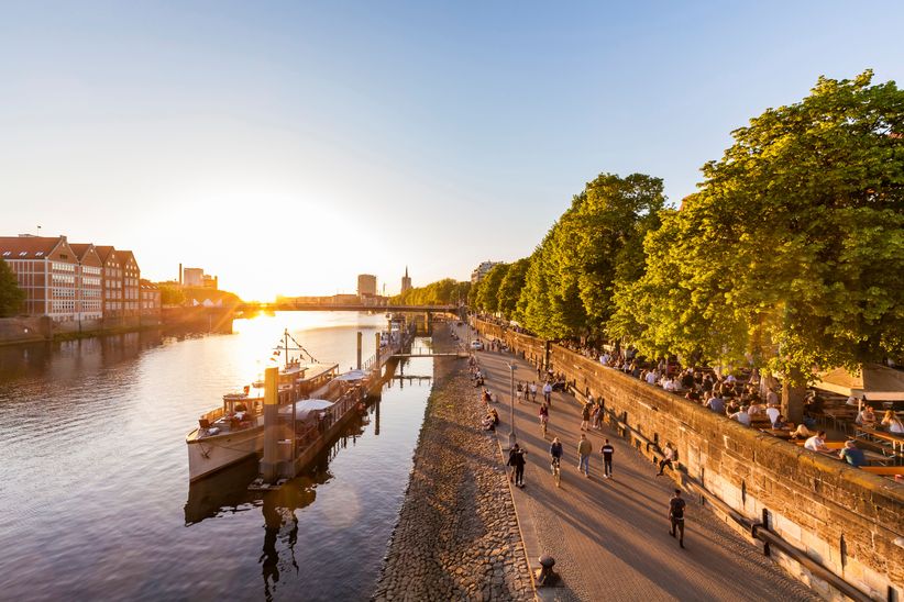 Uferpromenade Schlachte in Bremen bei Sonnenuntergang. 