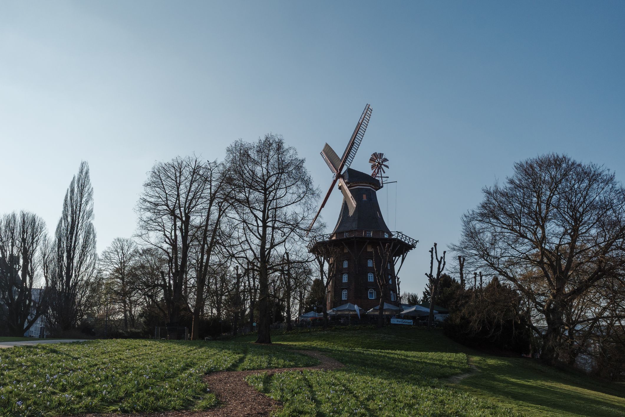 Windmühle in einem Park in Bremen.