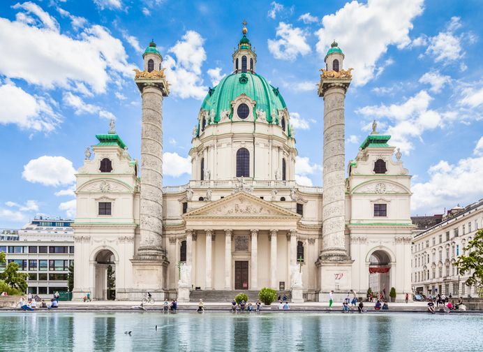 Karlskirche Frontalansicht bei blauem Himmel mit wenigen Wolken
