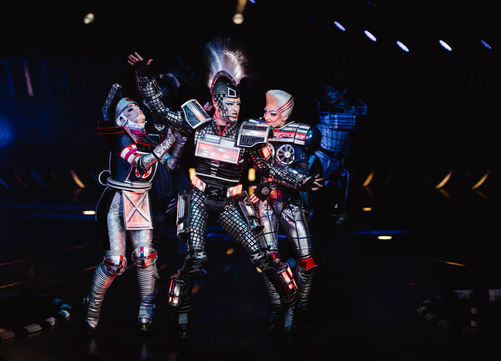 Electra aus dem Musical Starlight Express auf der Bühne mit zwei weiteren Darstellern