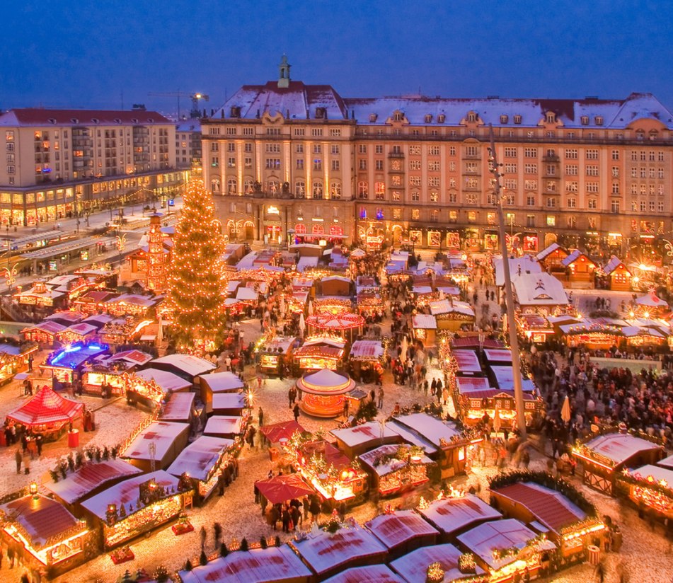 Der Dresdner Striezelmarkt, einer der bekanntesten Weihnachtsmärkte der Welt, am Abend - BAHNHIT.DE, © getty, Foto: LHD / Dittrich