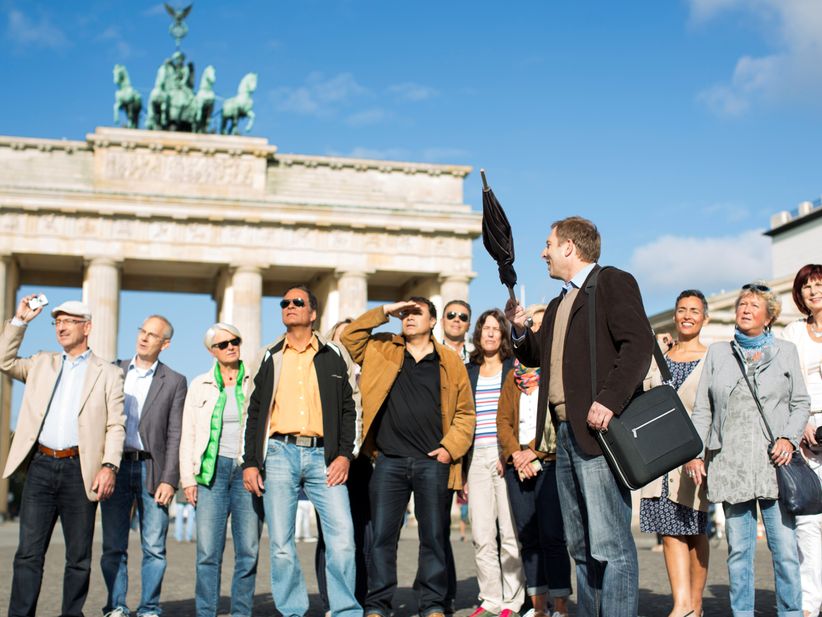 Reisegruppe vor dem Brandenburger Tor in Berlin