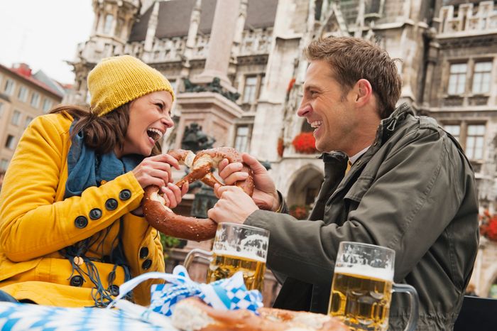 Paar in München im Biergarten