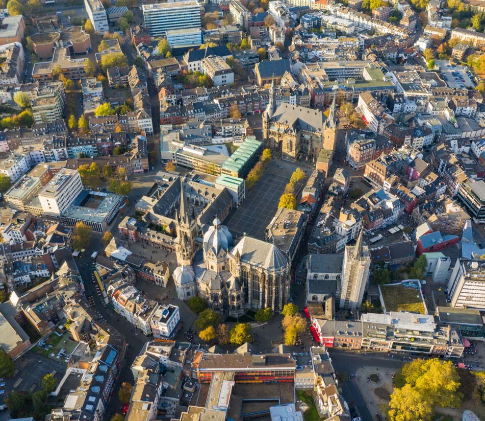 Die wunderschöne Stadt Aachen aus der Vogelperspektive. - BAHNHIT.DE, © getty; Foto: David Jörg Engel / EyeEm